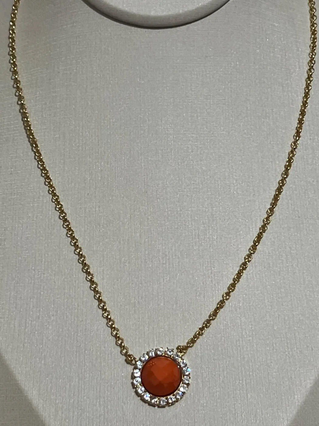 colar com pingente redondo de pedra laranja facetada/zirc