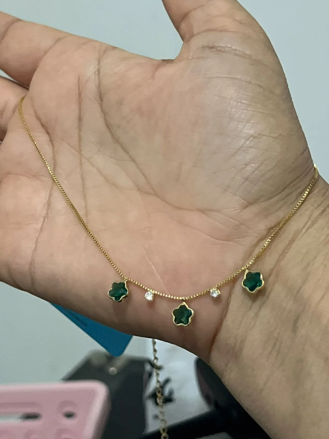 colar delicado com pingentes de flor verde e pedras brancas