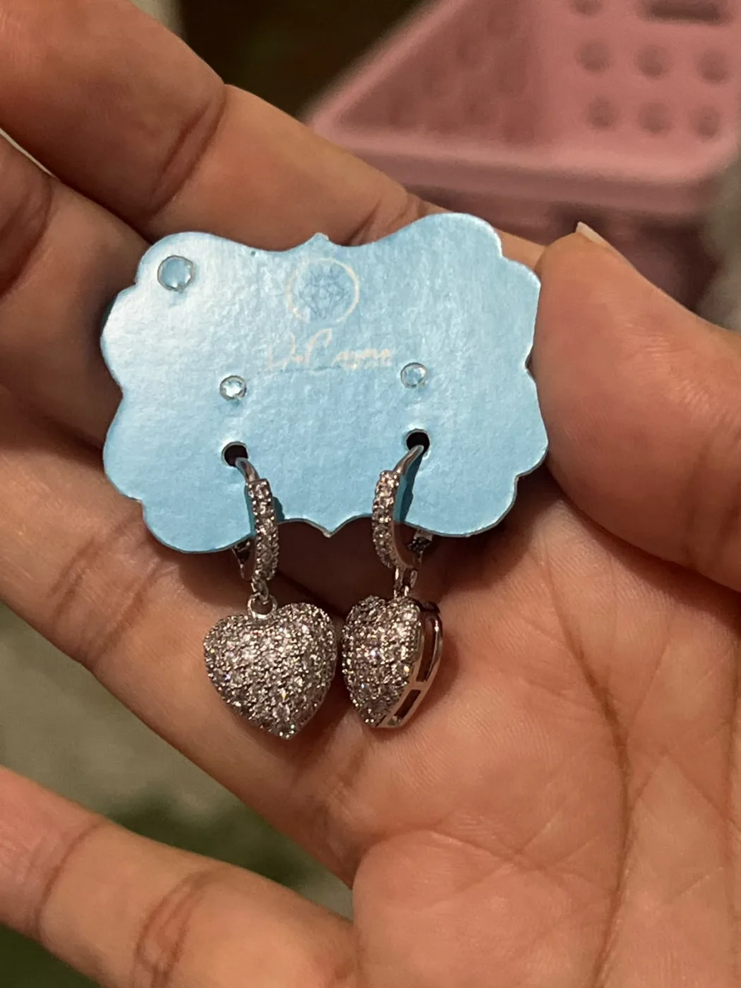 argola com pingente de coração cravejado