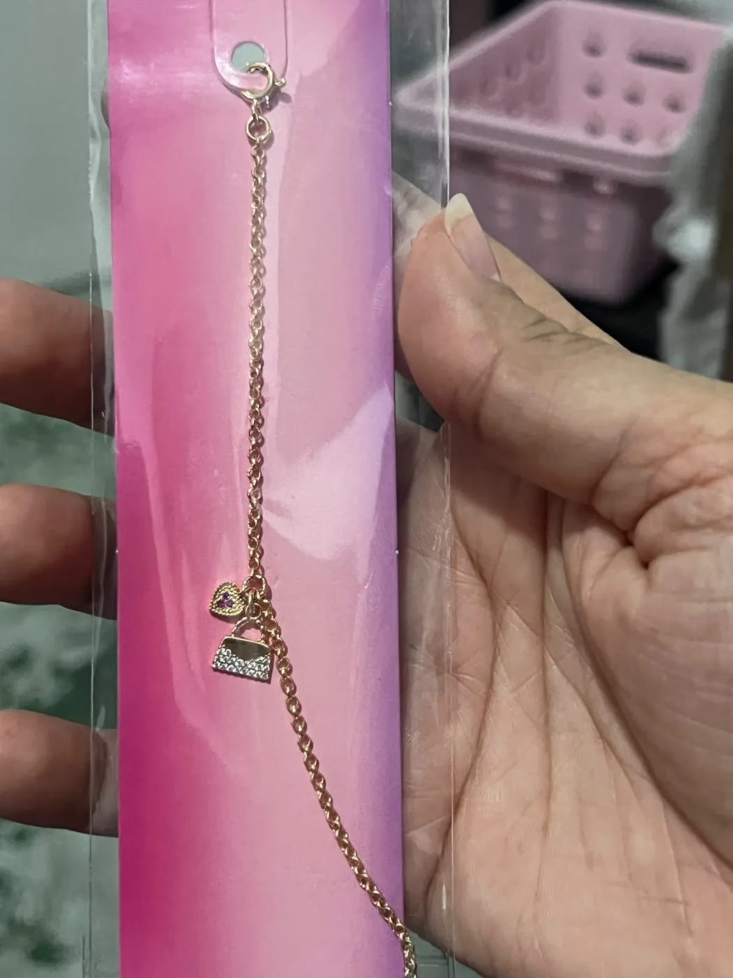 pulseira com pingentes de coração e bolsa
