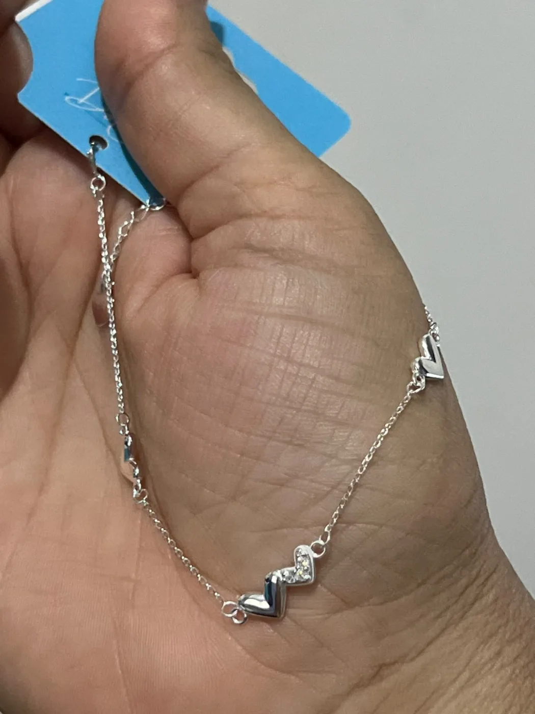 pulseira delicada com corações pequenos