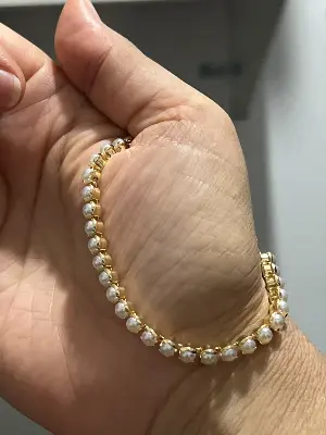Pulseira com Pérolas e Acabamento Dourado