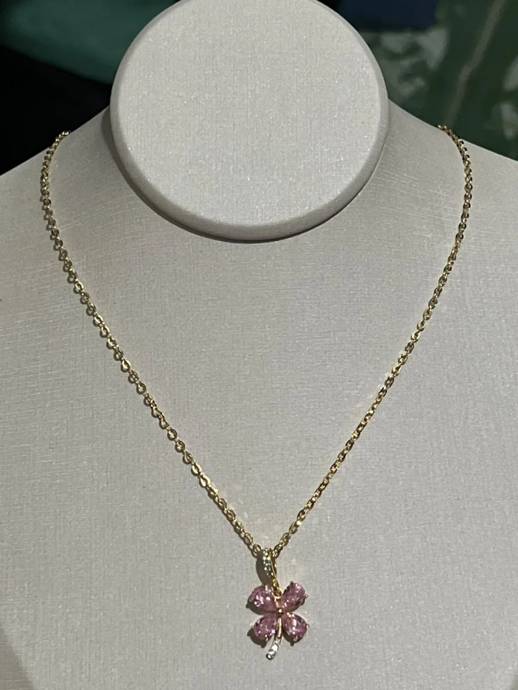 colar com pingente de flor rosa