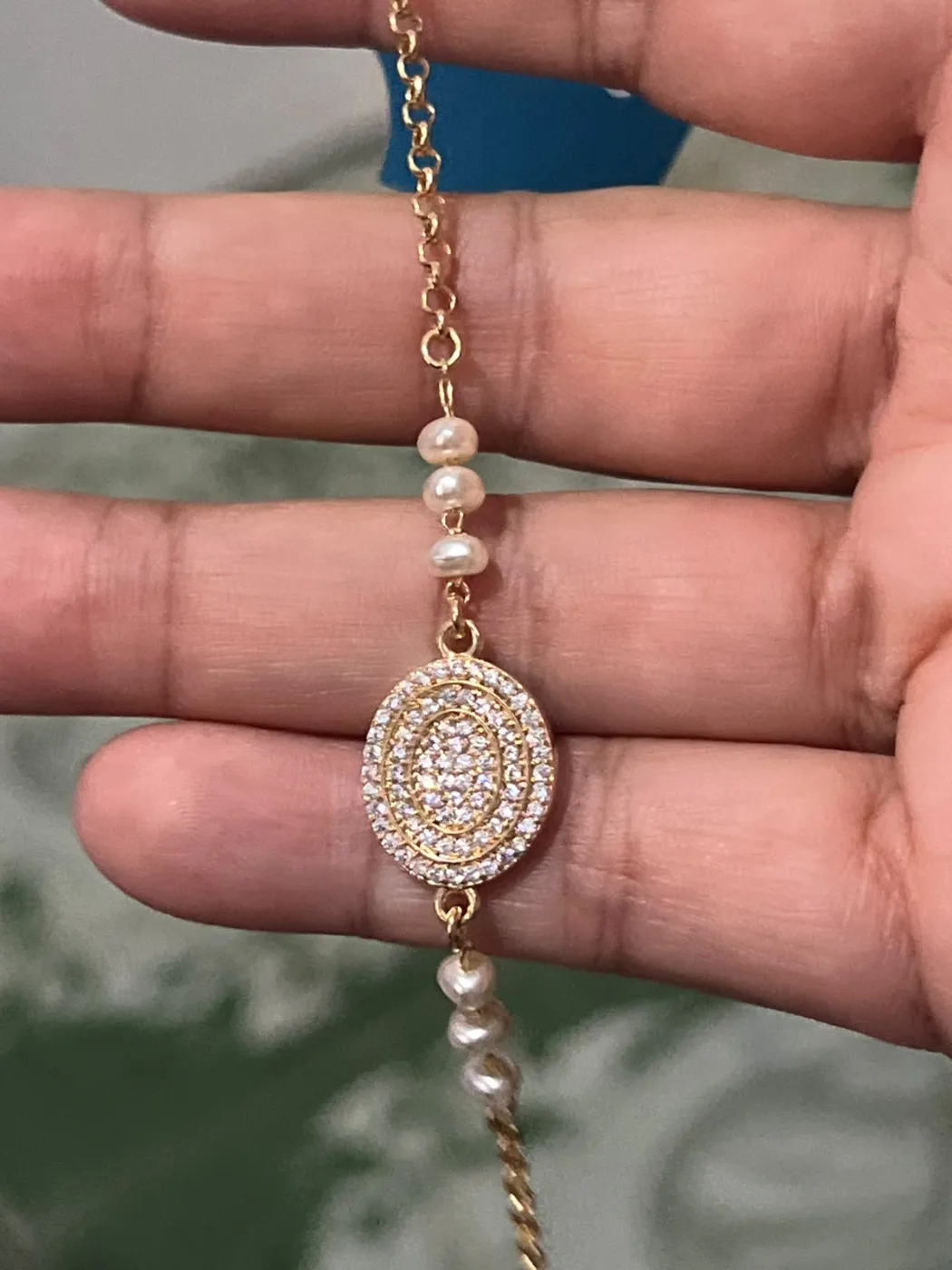 pulseira com pérolas e pingente oval com pedras