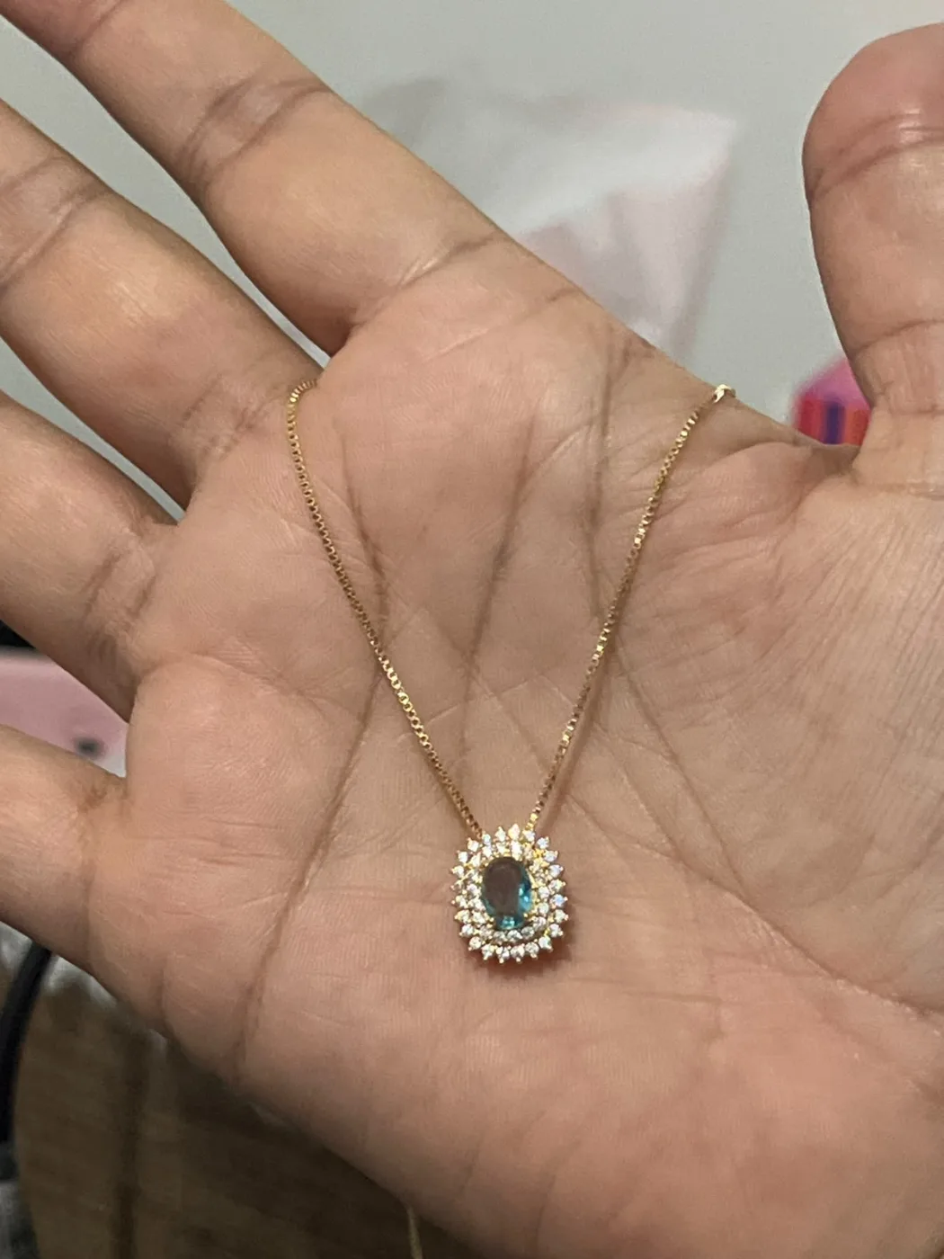 colar com pingente oval de pedra azul e zircônias