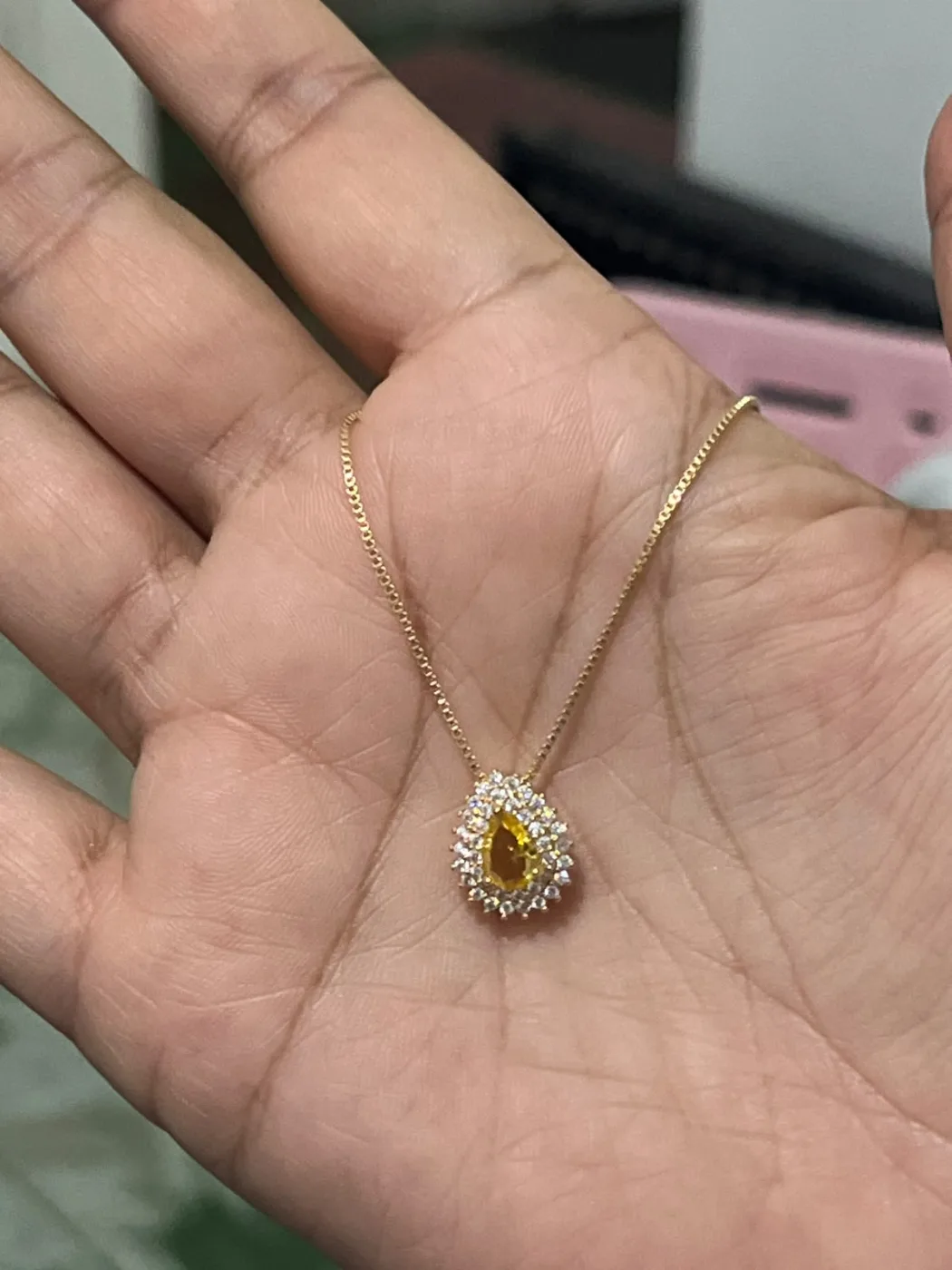 colar com pingente gota amarelo crav.