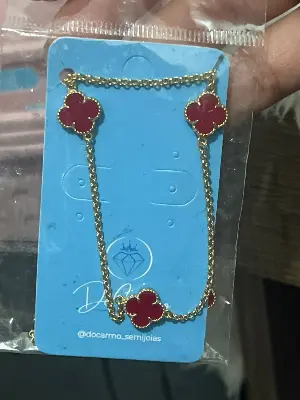 Colar trevo vermelho
