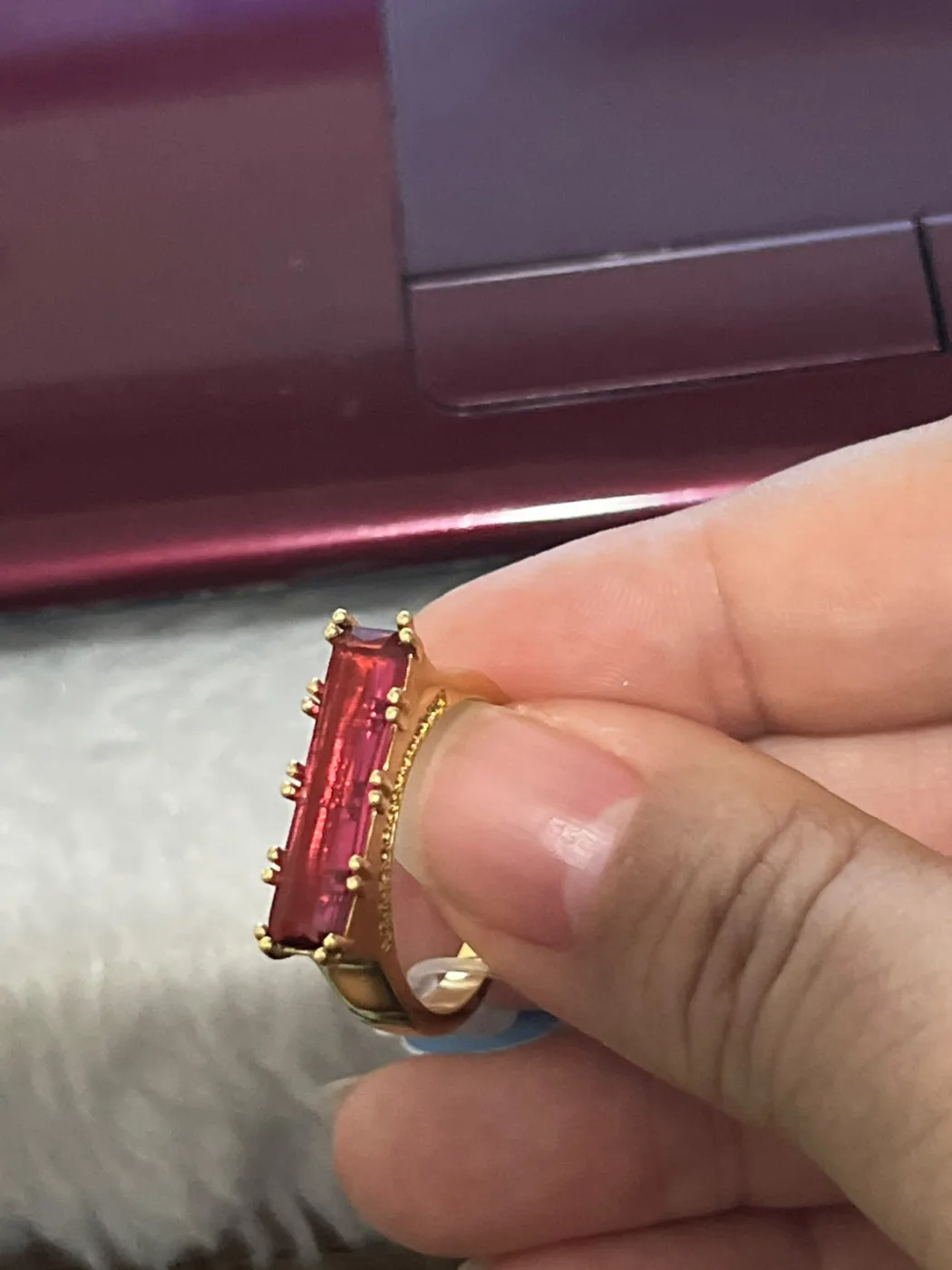 anel com pedra retangular vermelha/23