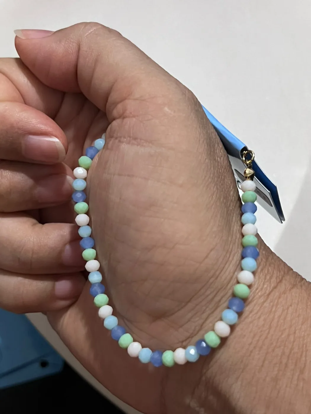 Pulseira de Contas Coloridas com Fecho Dourado