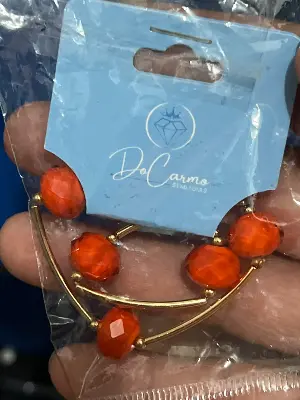 Colar com pedras facetadas laranja e detalhes dourados