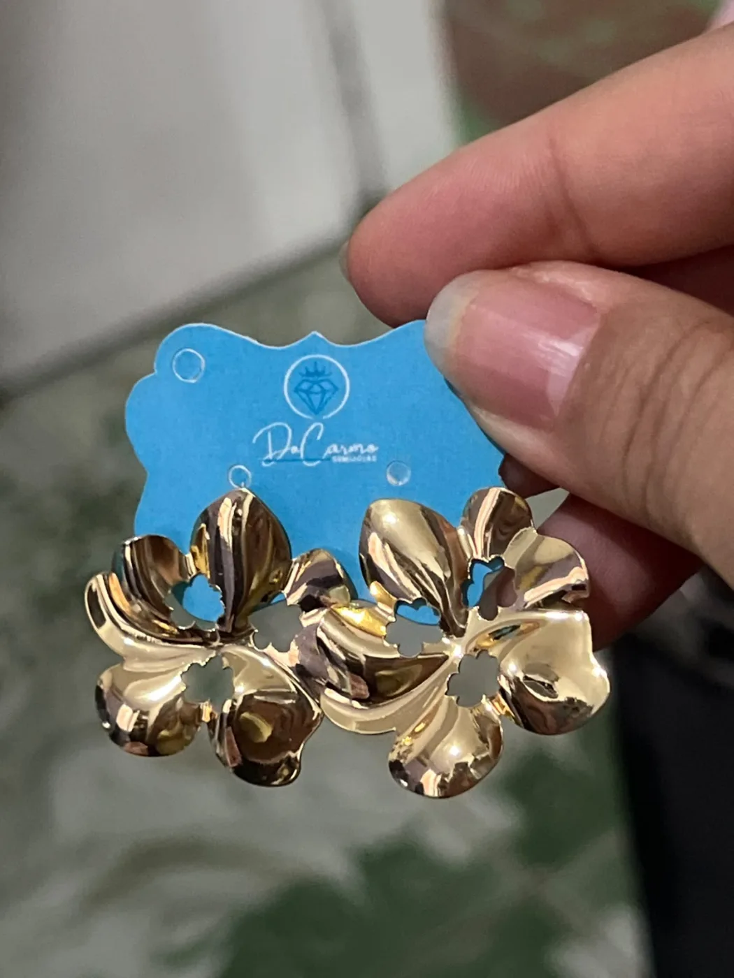 brincos flor vazada dourada