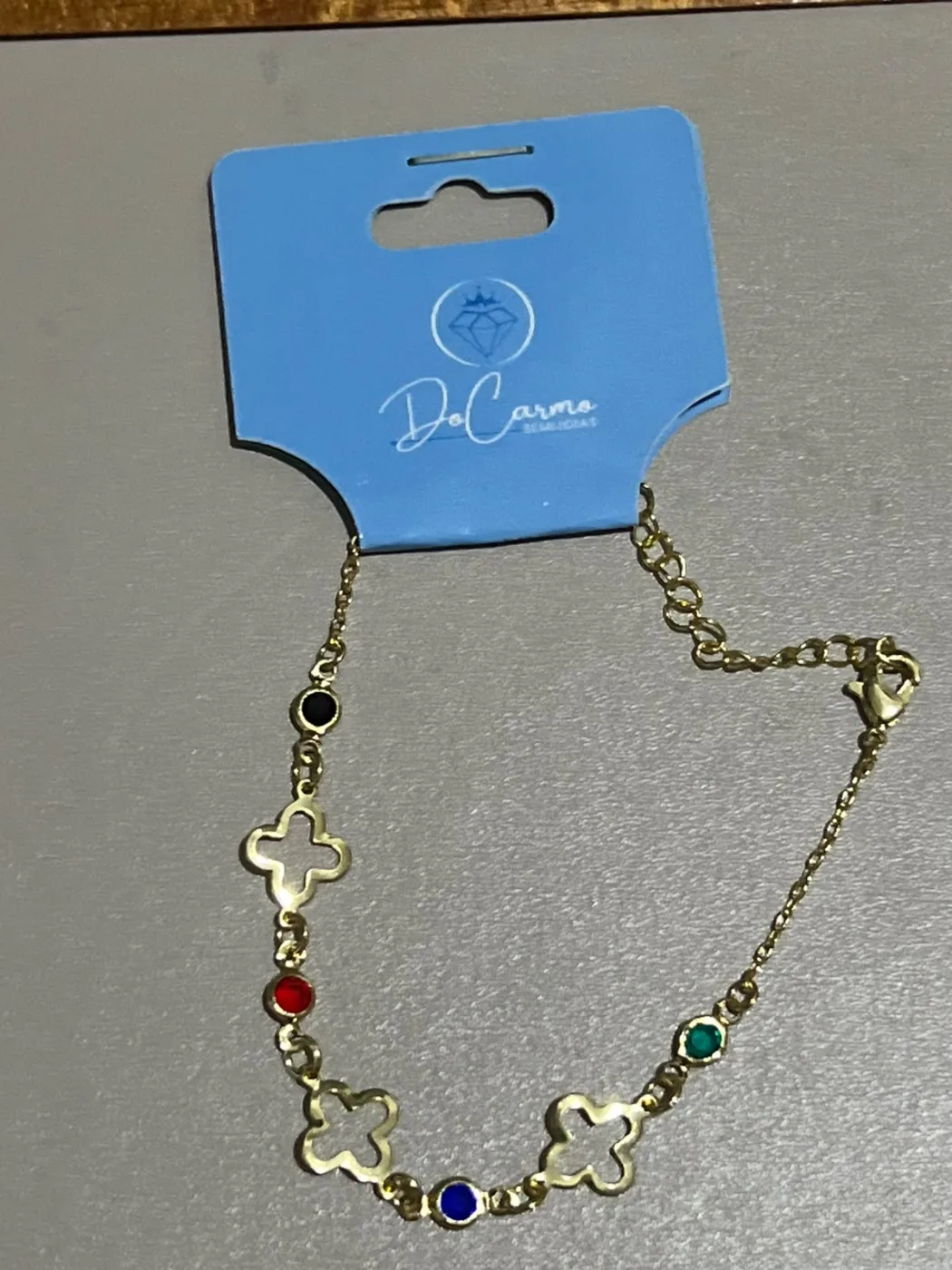 pulseira trevo vazada e pedras coloridas