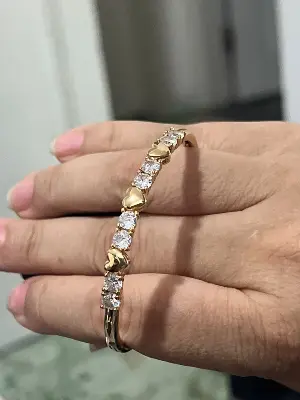 Bracelete com pedras e corações dourados
