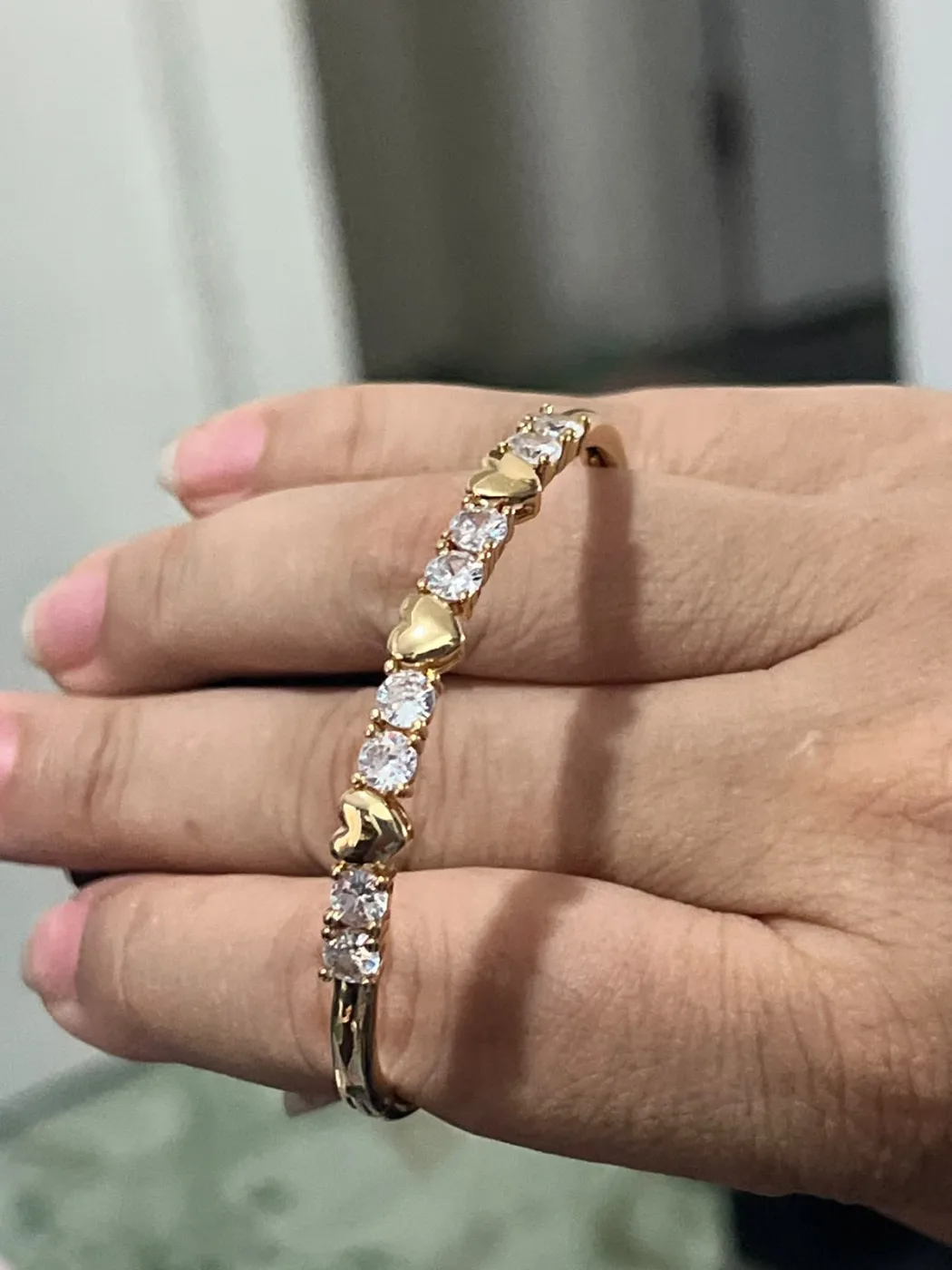 Bracelete com pedras e corações dourados