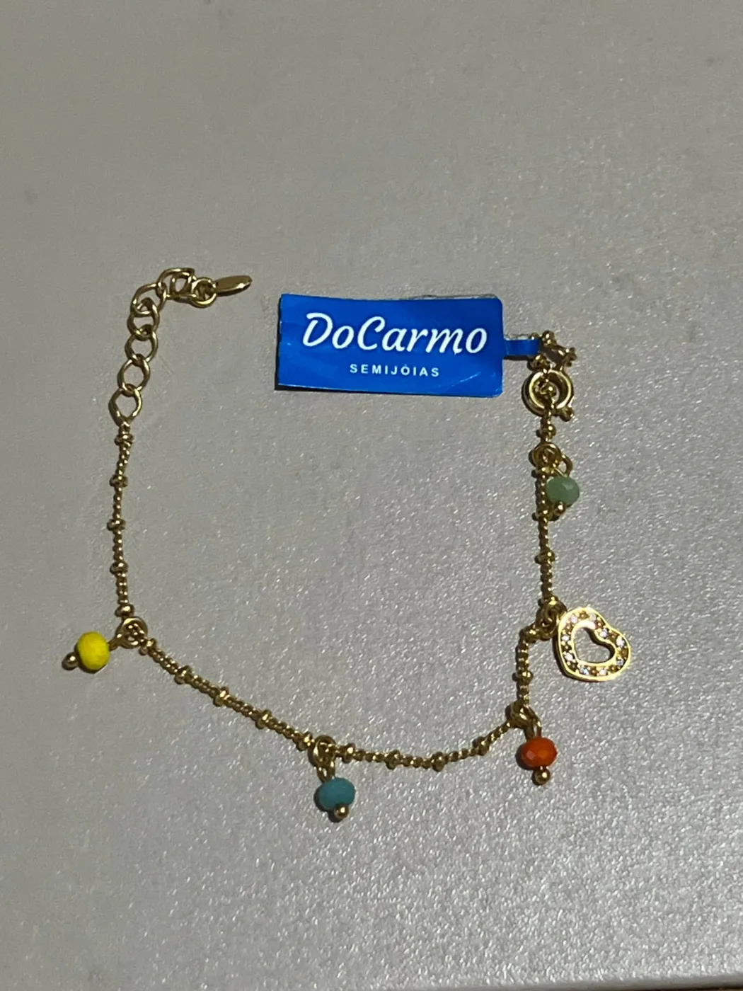 pulseira delicada com pingente de coração e contas coloridas