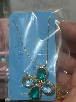 colar com pingente de flor em pedras cristais e verdes
