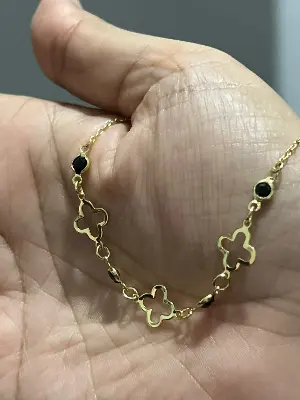 Pulseira Trevos Vazados e Pedras Pretas