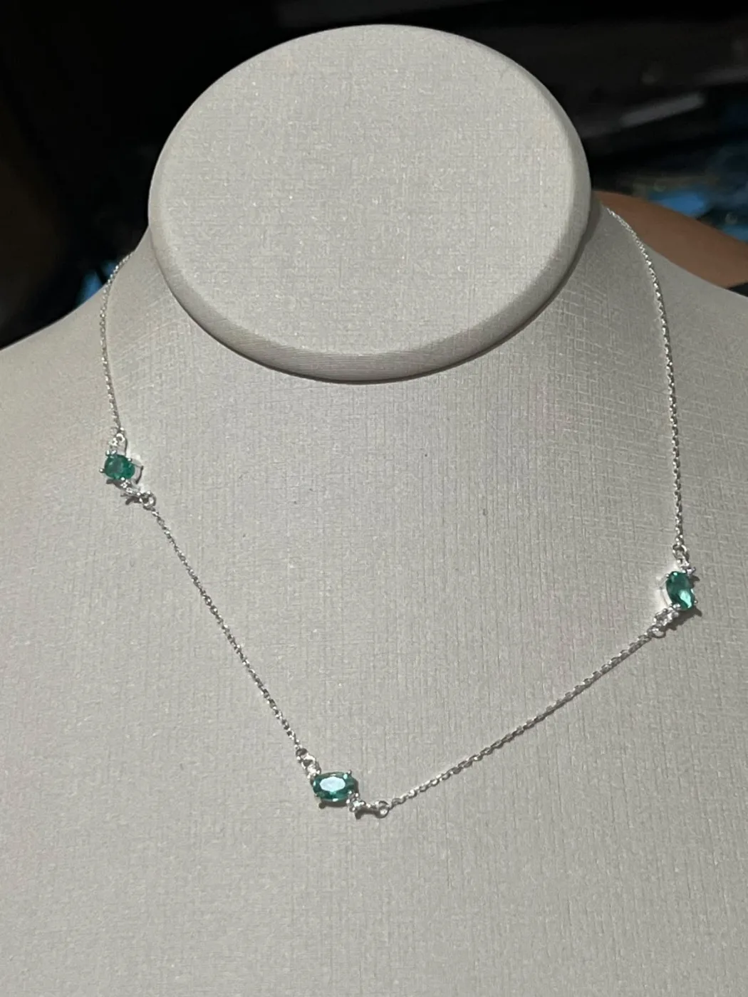 colar delicado com pedras verdes/prata