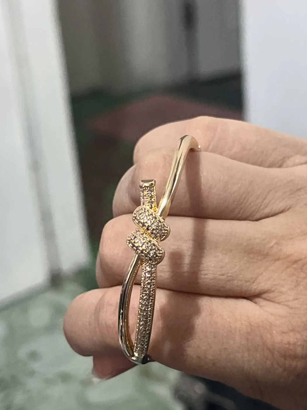 Bracelete com nó e pedras crav.