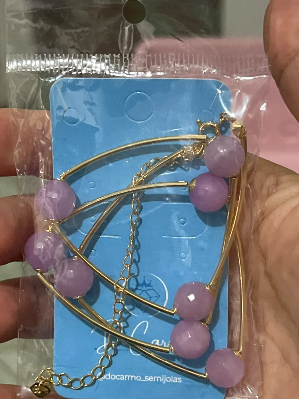colar com pedras roxas facetadas e detalhes dourados