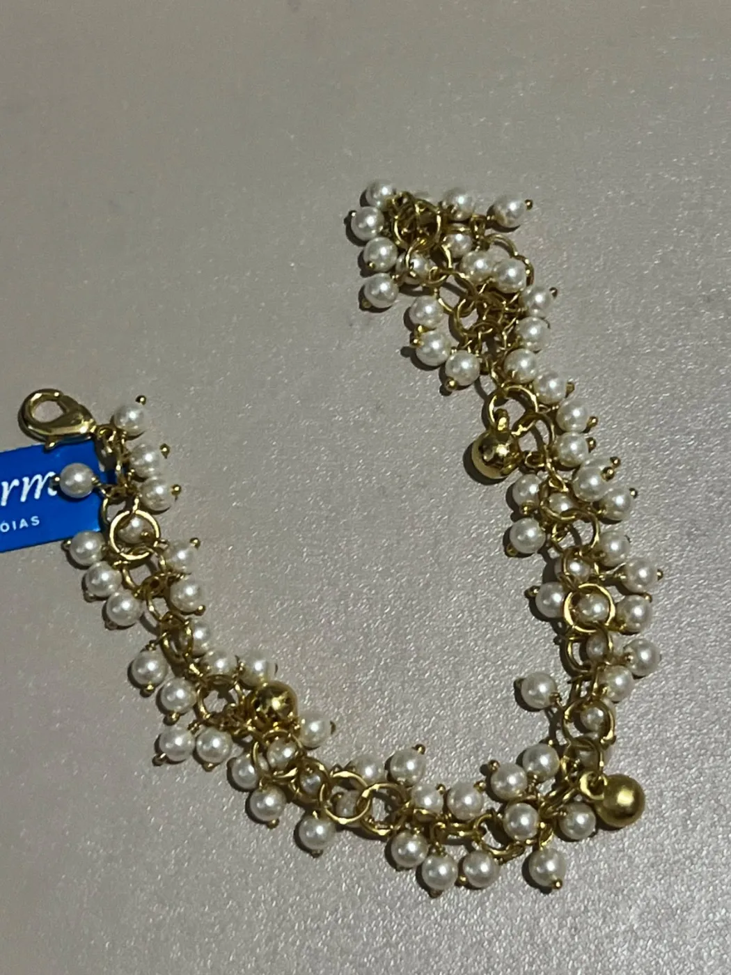 pulseira com pérolas e bolas douradas