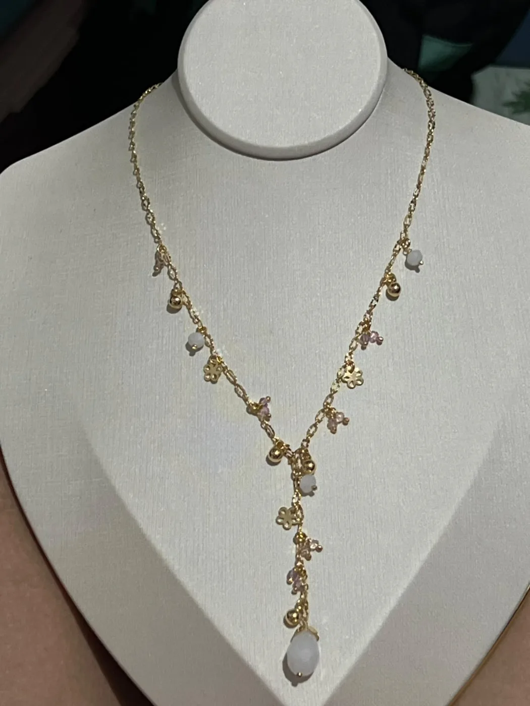 colar delicado com pingente gota e detalhes florais e pérolas