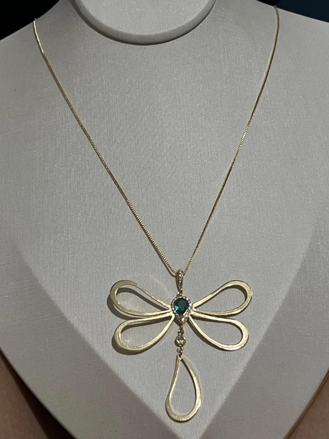 colar com pingente libelula e gota com pedra verde
