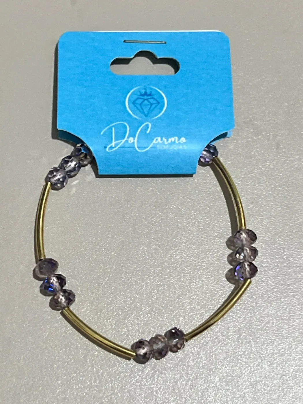 pulseira com cristais lilás e tubos dourados