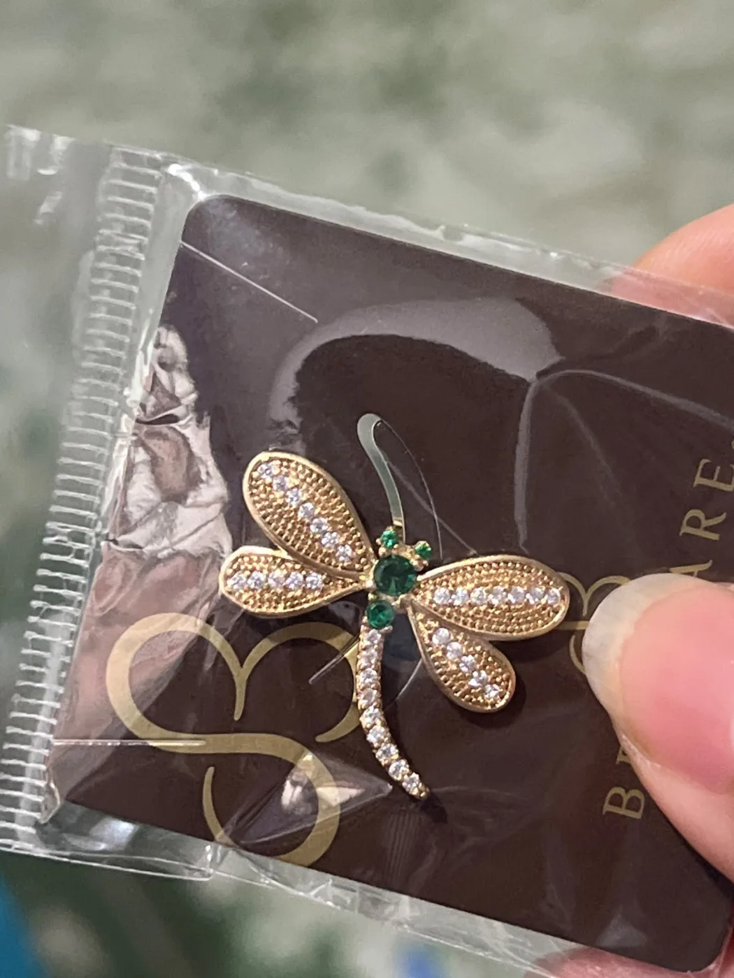 broche libélula dourado com pedras verdes e brancas