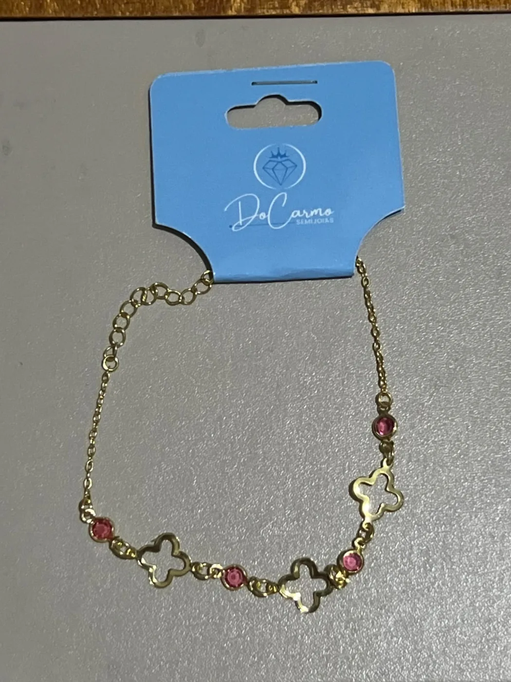 pulseira trevo com pedras rosas