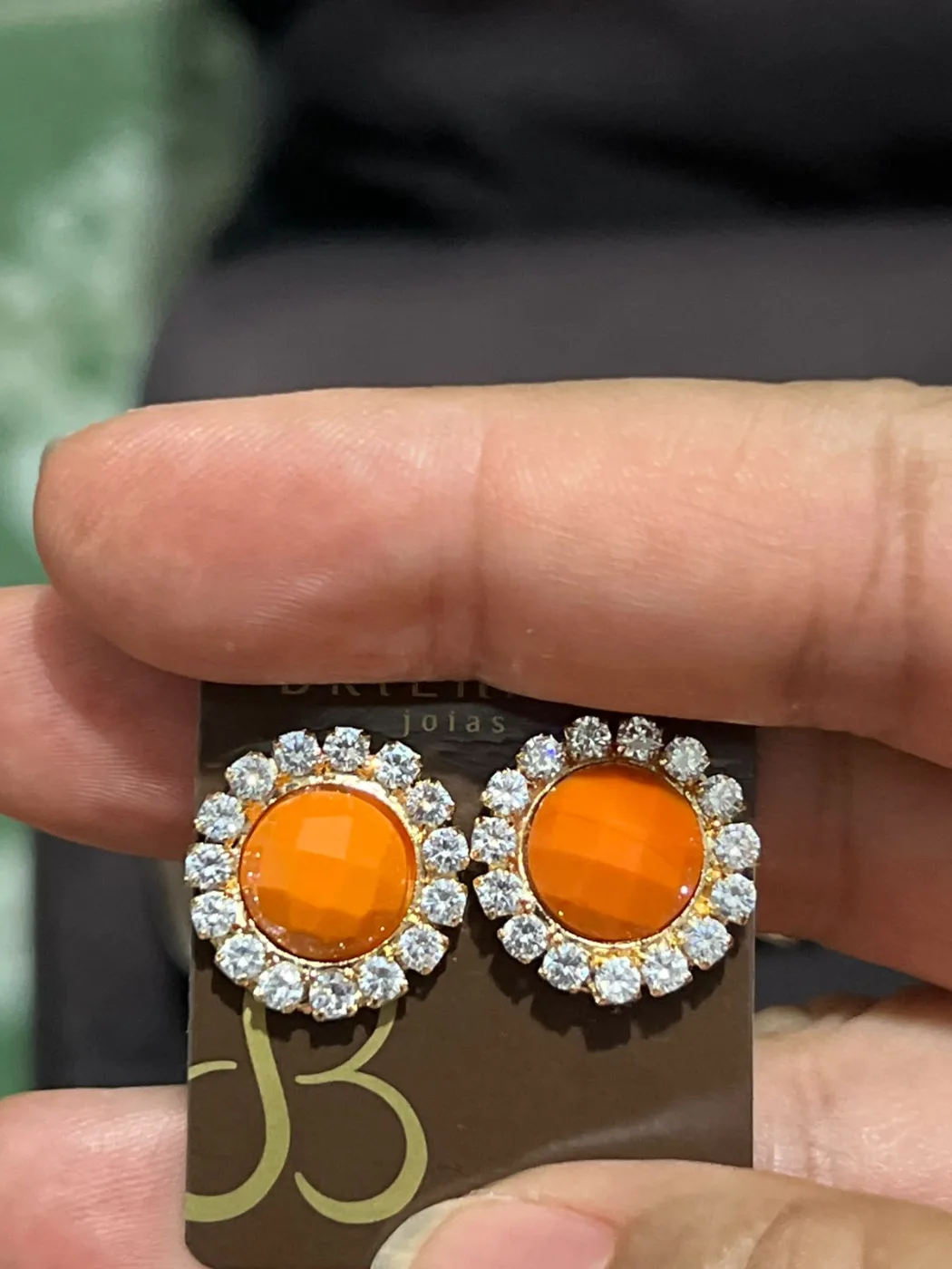 brincos redondos com pedra laranja e zircônias
