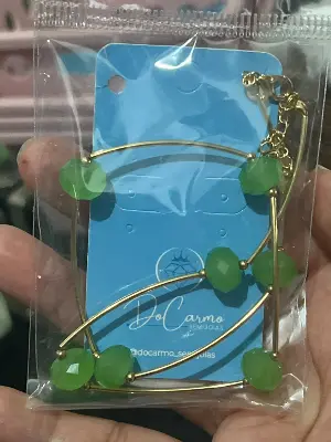 Colar com pedras verdes facetadas
