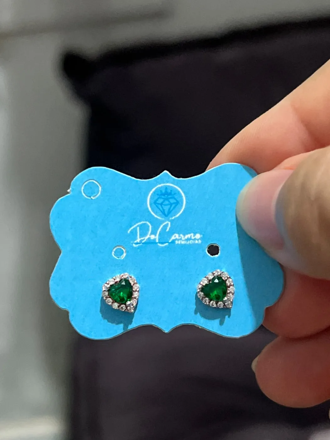 brincos pequenos com pedra verde e contorno de zircônias
