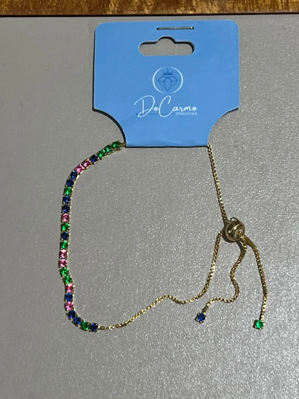 pulseira com pedras coloridas