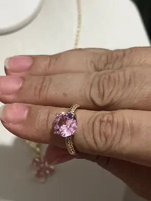 Anel com Pedra Rosa Redonda e Detalhes Brilhantes
