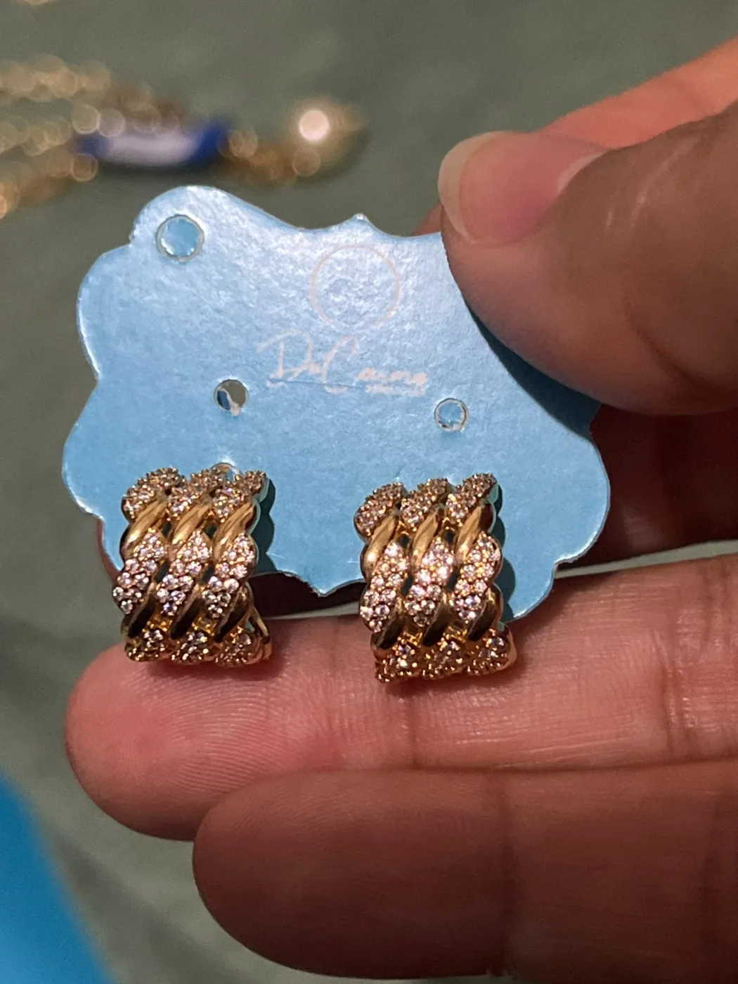 brinco com pedras brilhantes entrelaçadas