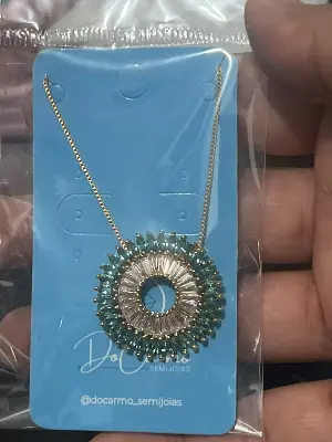 colar com pingente redondo de pedras azuis e cristal