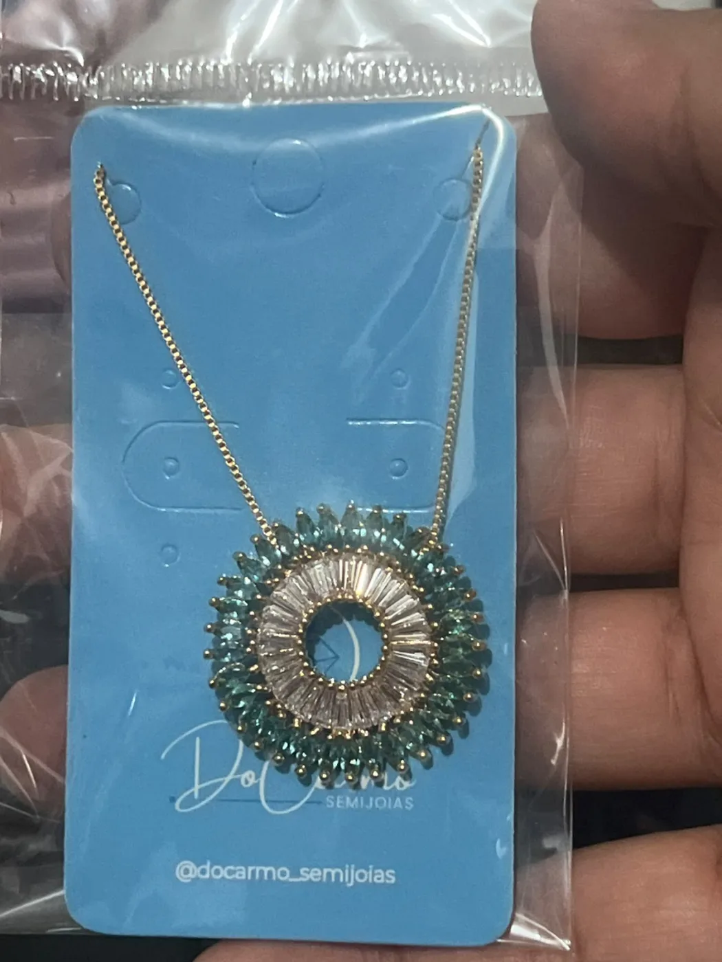 colar com pingente redondo de pedras azuis e cristal