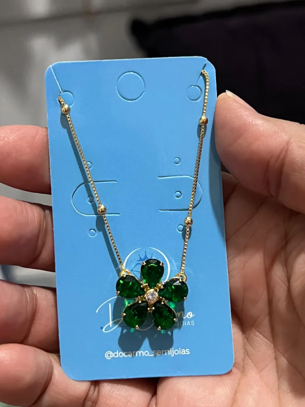 colar com pingente flor de pedras verdes