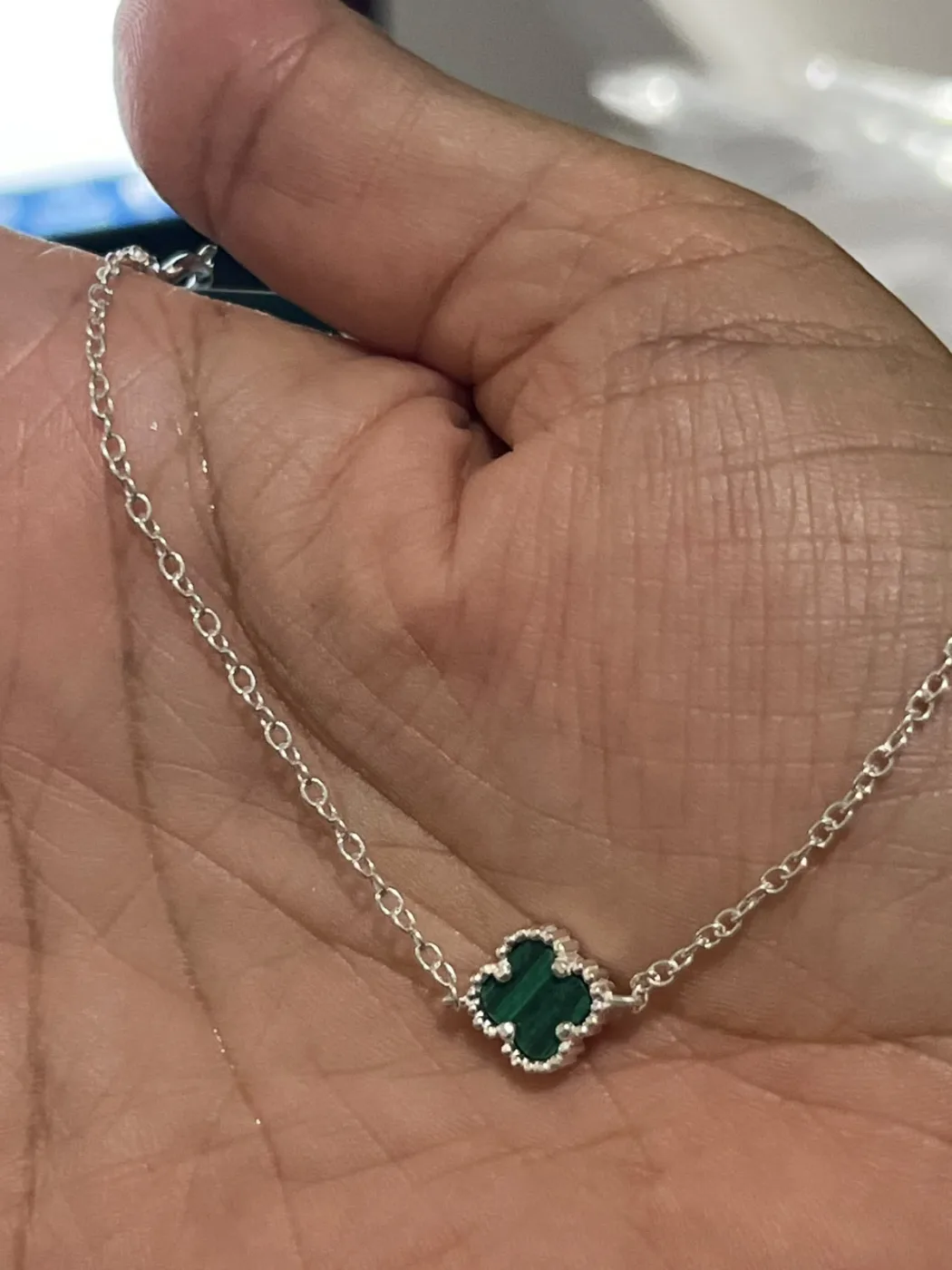 pulseira com pingente trevo verde