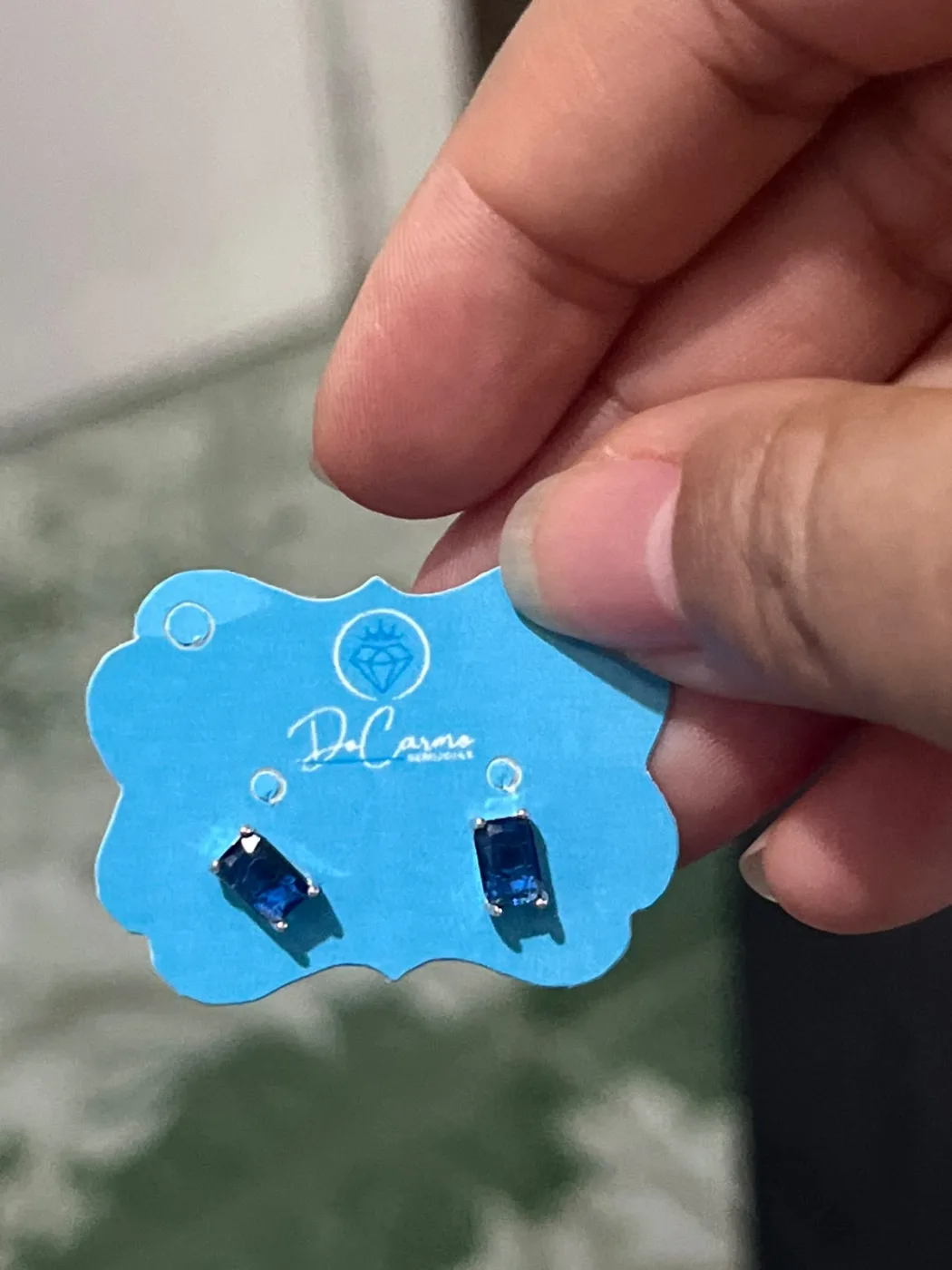 brinco pequeno com pedra azul retangular