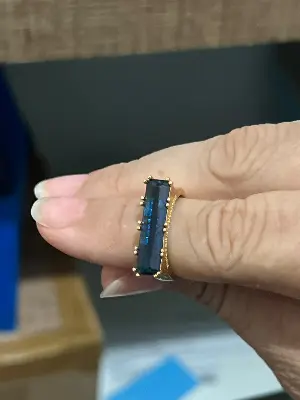 anel com pedra retangular azul/20