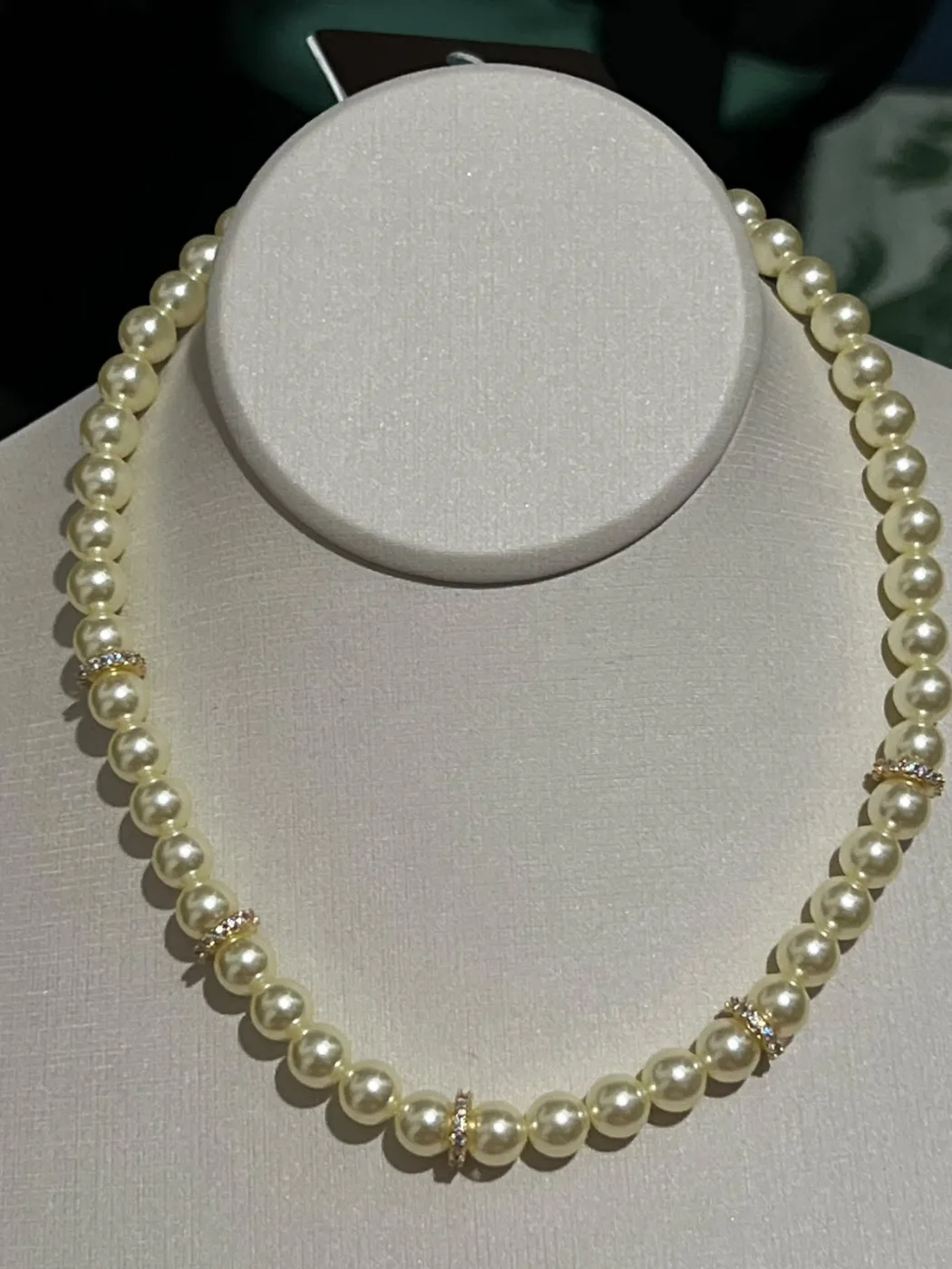 colar de pérolas com detalhes dourados e strass