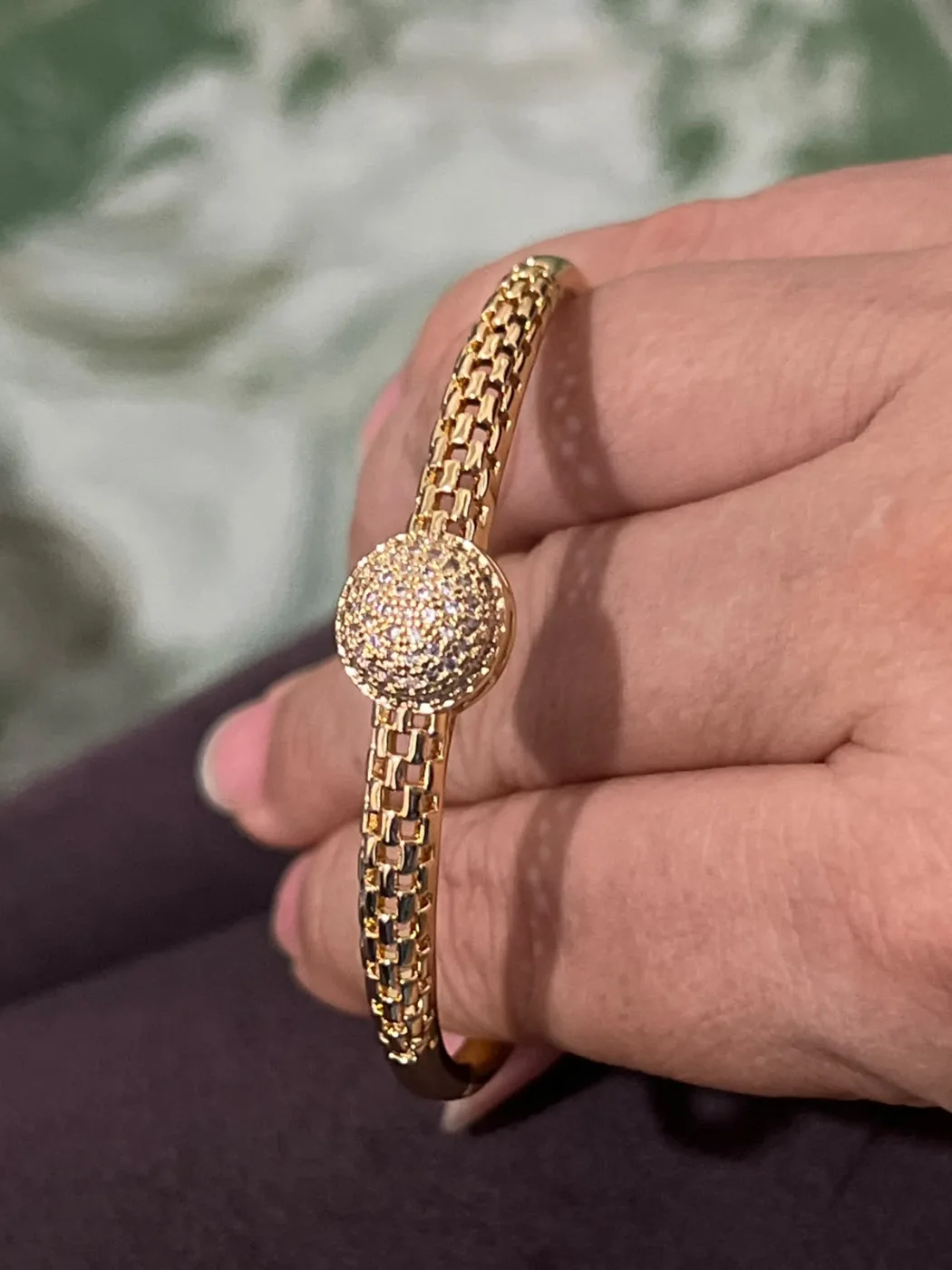 bracelete rígida com detalhe redondo cravejado