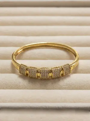 Pulseira rígida dourada com detalhes em zircônias