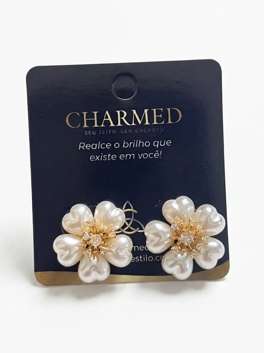 Brincos flor com pérolas e detalhes dourados