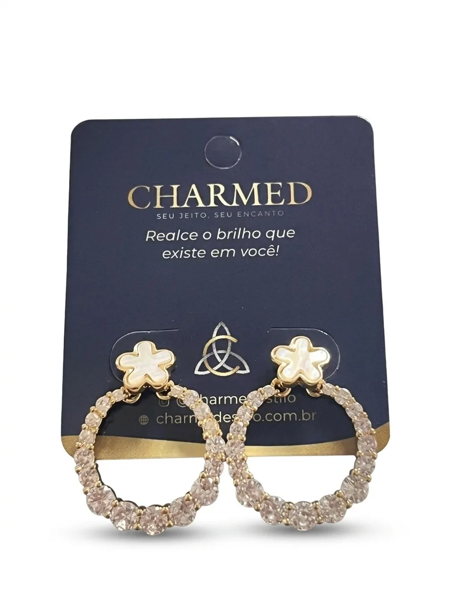 Brincos de argola com zircônias e detalhe de flor
