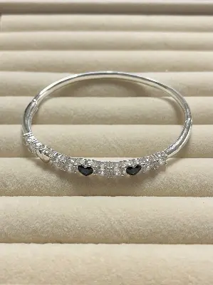 Pulseira  rígida com corações e zircônias transparentes