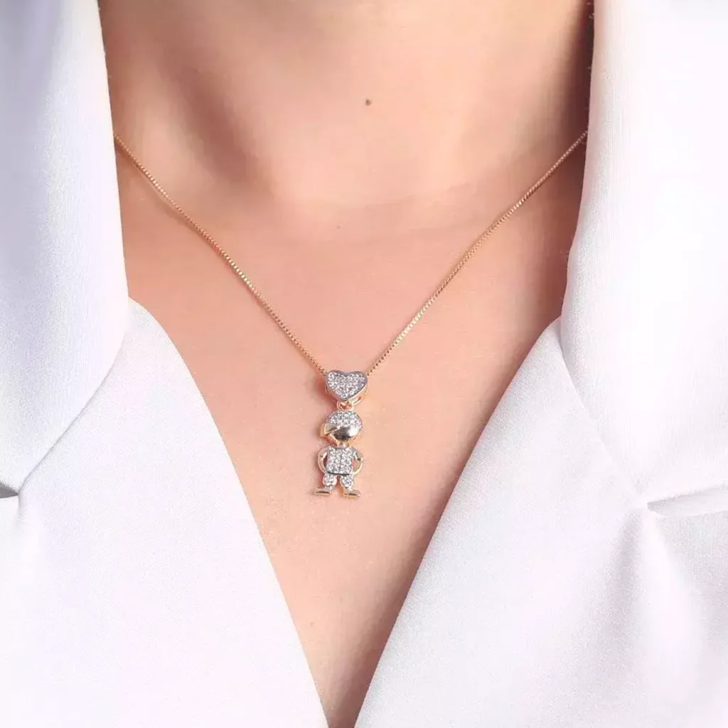 COLAR DE MENINO E CORAÇÃO CRAVEJADO CRISTAL (45CM+5CM) BANHADO OURO 18K