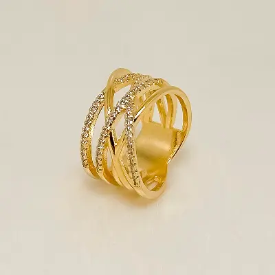 anel dourado com detalhes entrelaçados e pedras